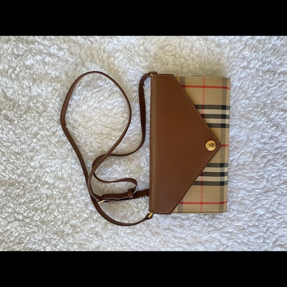 Burberry Wallet on Chain Leather Crossbody Bag - Picture 8 of 8